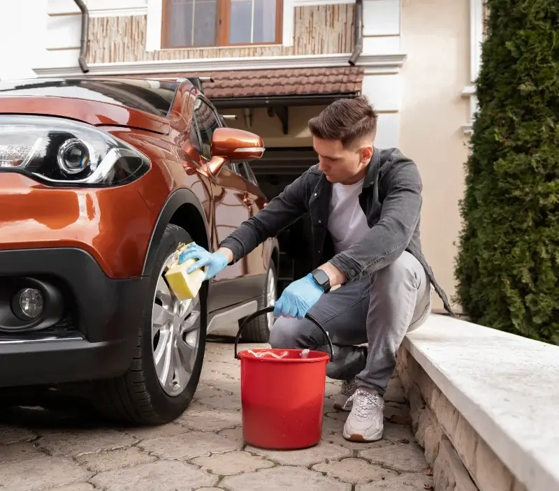 Lavage auto à domicile Santec : professionnel intervenant sur un véhicule